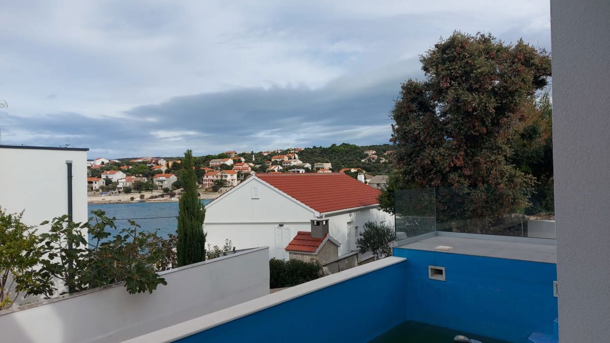 Isola di Pag, Novalja, zona più ampia, villa 2a fila al mare, piscina, in vendita