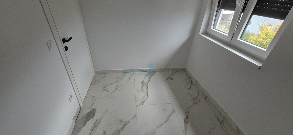 Baia di Soline, isola di Krk, nuova costruzione, appartamento trilocale al primo piano, giardino, vista, vendita