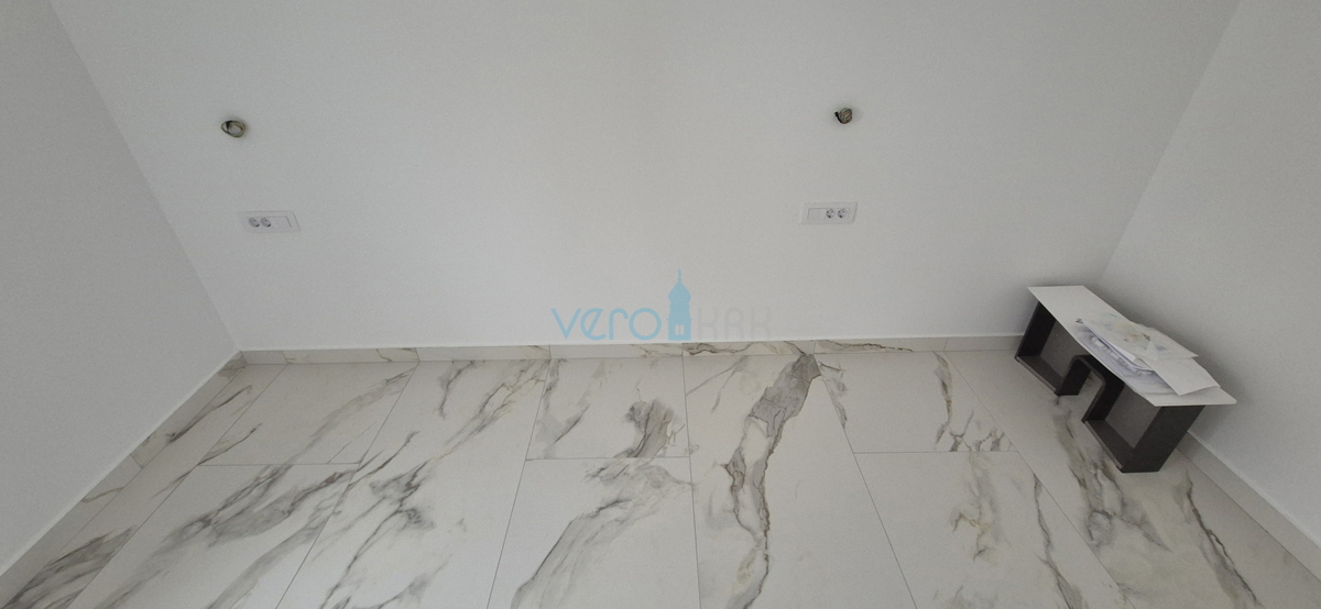 Baia di Soline, isola di Krk, nuova costruzione, appartamento trilocale al primo piano, giardino, vista, vendita