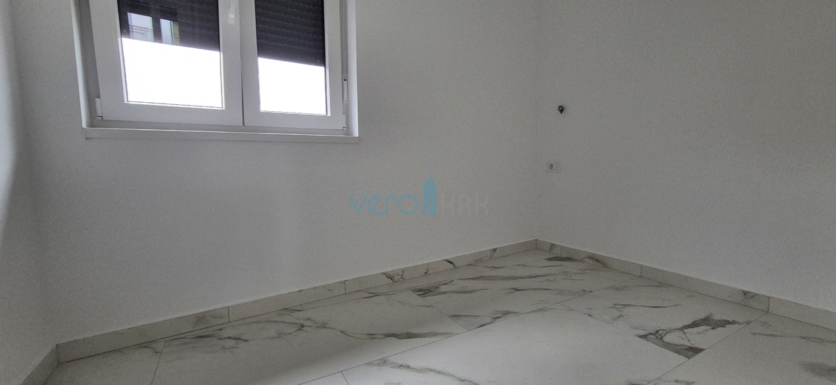 Baia di Soline, isola di Krk, nuova costruzione, appartamento trilocale al primo piano, giardino, vista, vendita