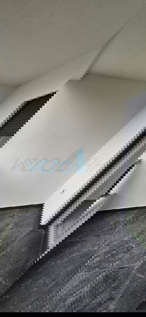 Baia di Soline, isola di Krk, nuova costruzione, appartamento trilocale al primo piano, giardino, vista, vendita