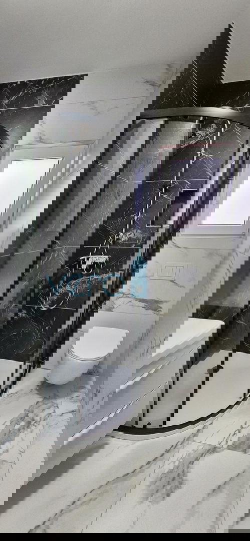 Baia di Soline, isola di Krk, nuova costruzione, appartamento trilocale al primo piano, giardino, vista, vendita