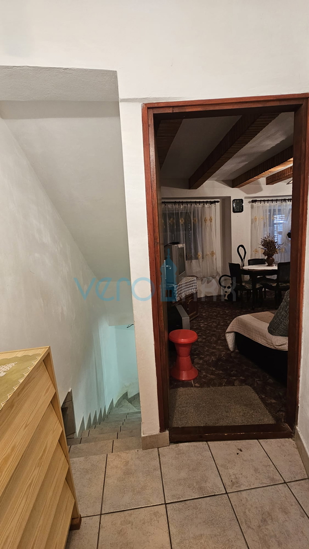 Isola di Krk, Dobrinj, centro storico, casa autonoma con terrazza e vista, vendita