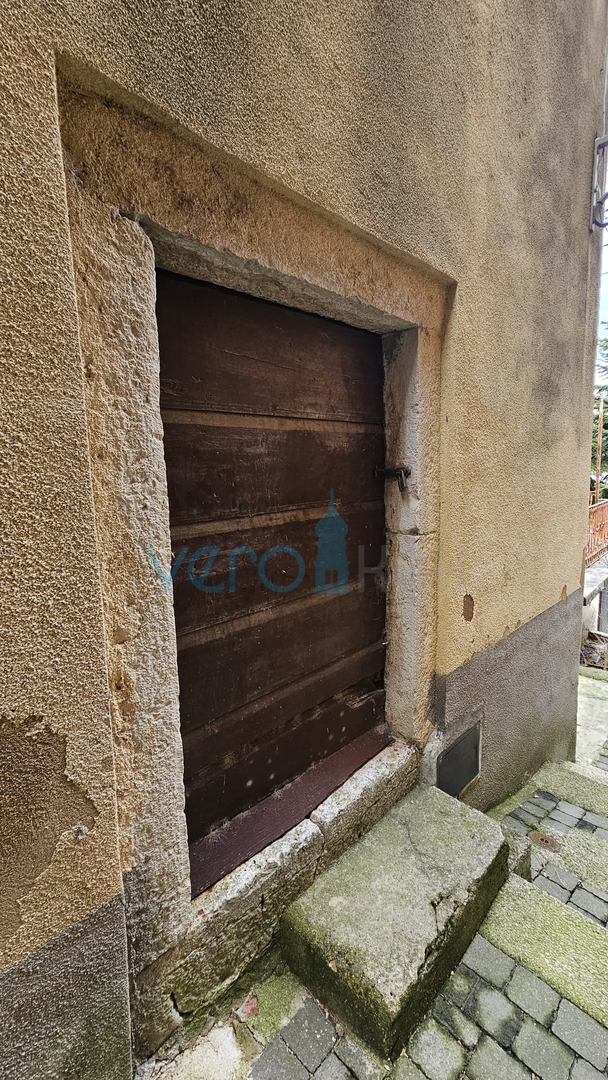 Isola di Krk, Dobrinj, centro storico, casa autonoma con terrazza e vista, vendita
