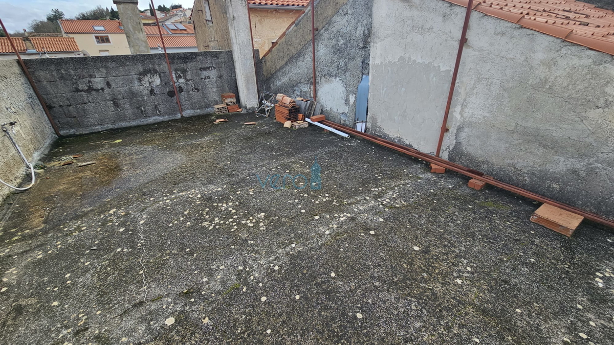 Isola di Krk, Dobrinj, centro storico, casa autonoma con terrazza e vista, vendita