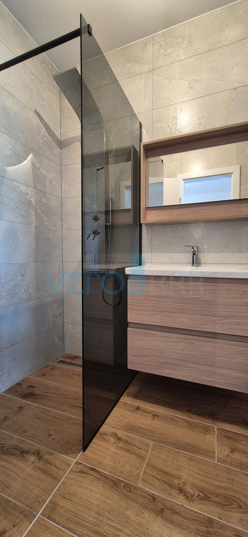 Isola di Krk, Malinska, nuova costruzione, casa moderna con piscina, giardino, vista, vendita