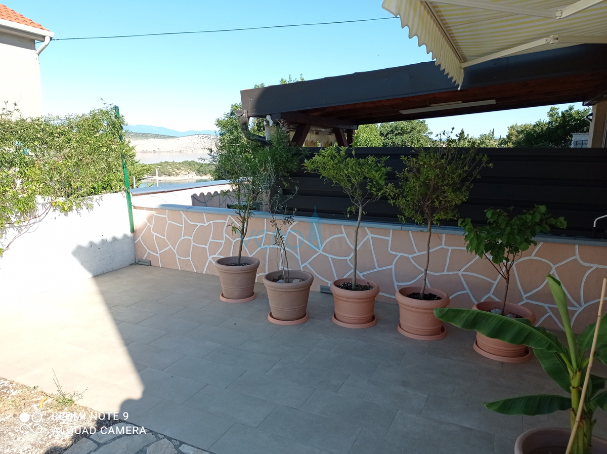 Crikvenica, Jadranovo, appartamento di 73 m2 al piano terra con vista mare e ampio giardino, vendita