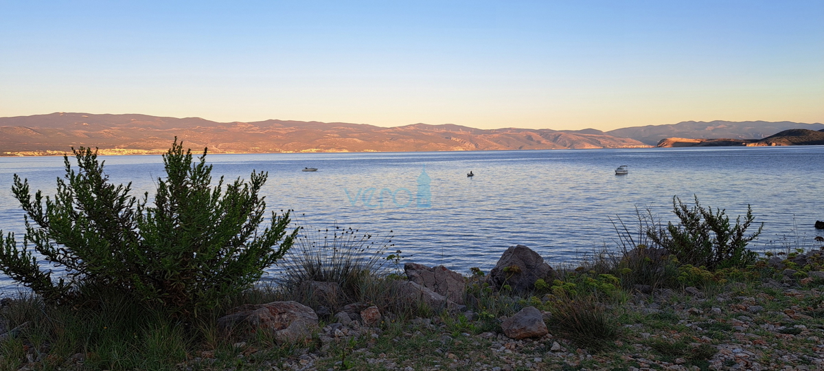 Isola di Krk, Vrbnik, periferia, terreno edificabile di 885 m2 con permesso di costruzione, vendita