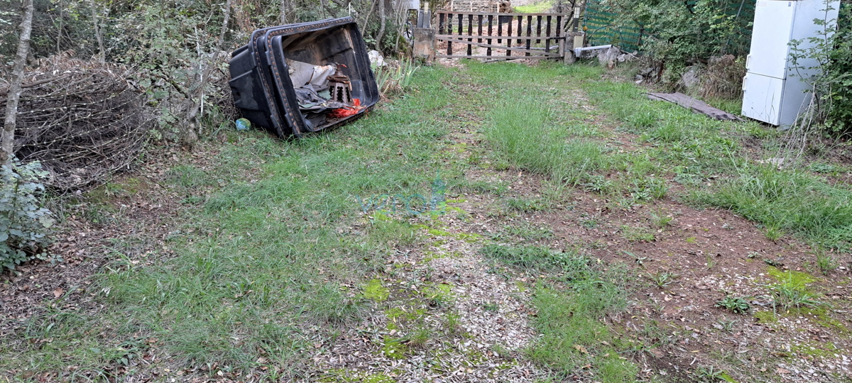 Isola di Krk, Vrbnik, periferia, terreno edificabile di 885 m2 con permesso di costruzione, vendita