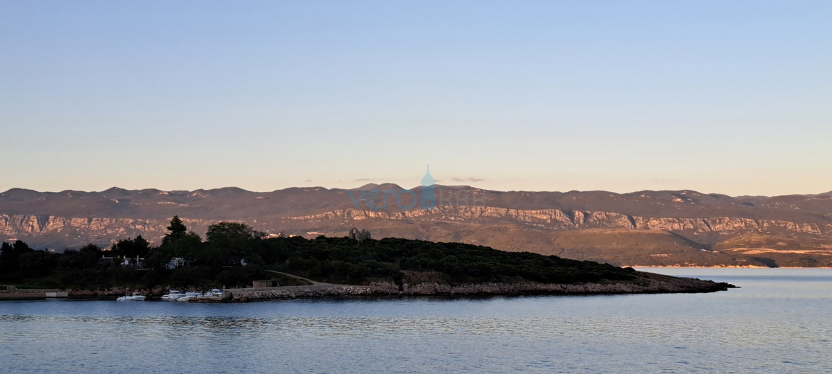 Isola di Krk, Vrbnik, periferia, terreno edificabile di 885 m2 con permesso di costruzione, vendita