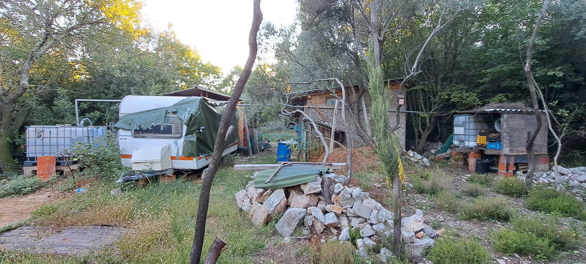 Isola di Krk, Vrbnik, periferia, terreno edificabile di 885 m2 con permesso di costruzione, vendita