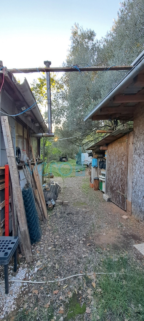 Isola di Krk, Vrbnik, periferia, terreno edificabile di 885 m2 con permesso di costruzione, vendita