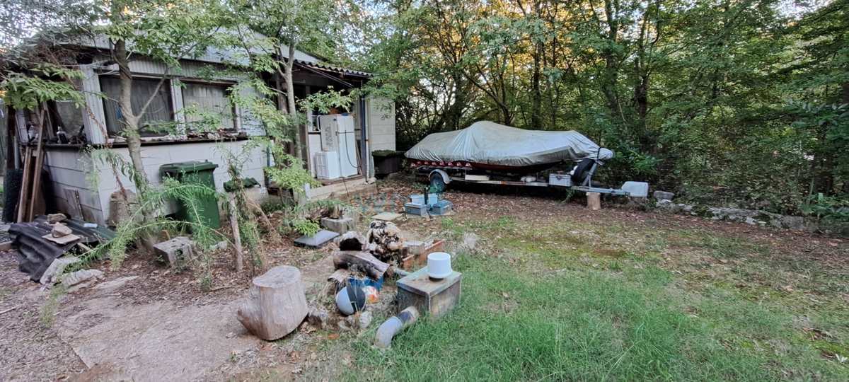 Isola di Krk, Vrbnik, periferia, terreno edificabile di 885 m2 con permesso di costruzione, vendita