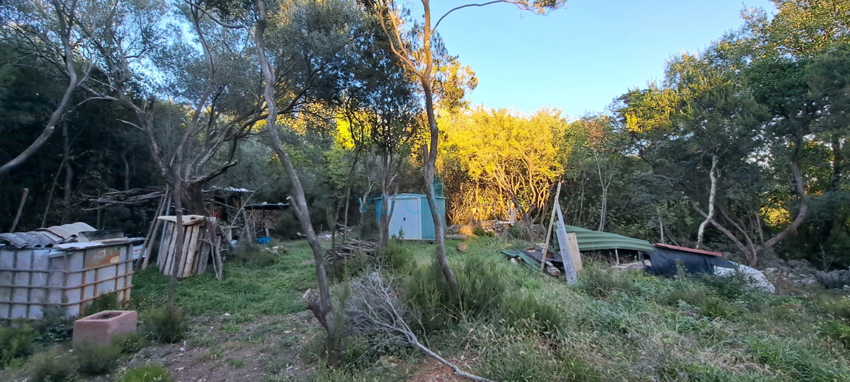 Isola di Krk, Vrbnik, periferia, terreno edificabile di 885 m2 con permesso di costruzione, vendita