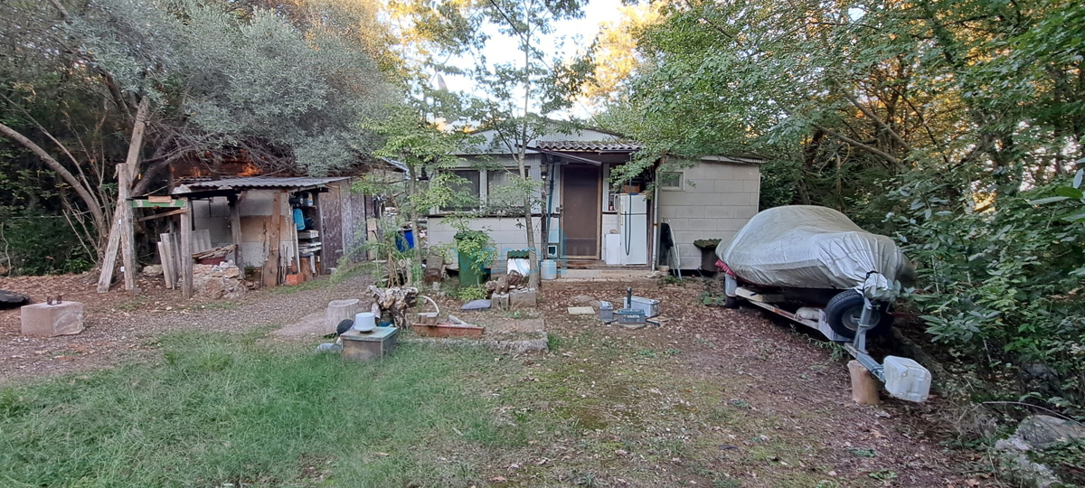 Isola di Krk, Vrbnik, periferia, terreno edificabile di 885 m2 con permesso di costruzione, vendita