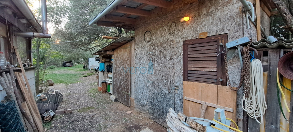 Isola di Krk, Vrbnik, periferia, terreno edificabile di 885 m2 con permesso di costruzione, vendita