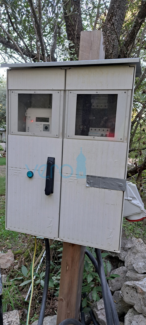 Isola di Krk, Vrbnik, periferia, terreno edificabile di 885 m2 con permesso di costruzione, vendita