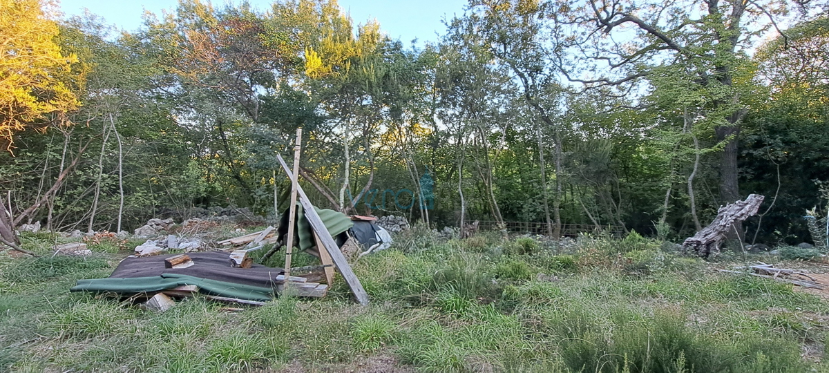 Isola di Krk, Vrbnik, periferia, terreno edificabile di 885 m2 con permesso di costruzione, vendita