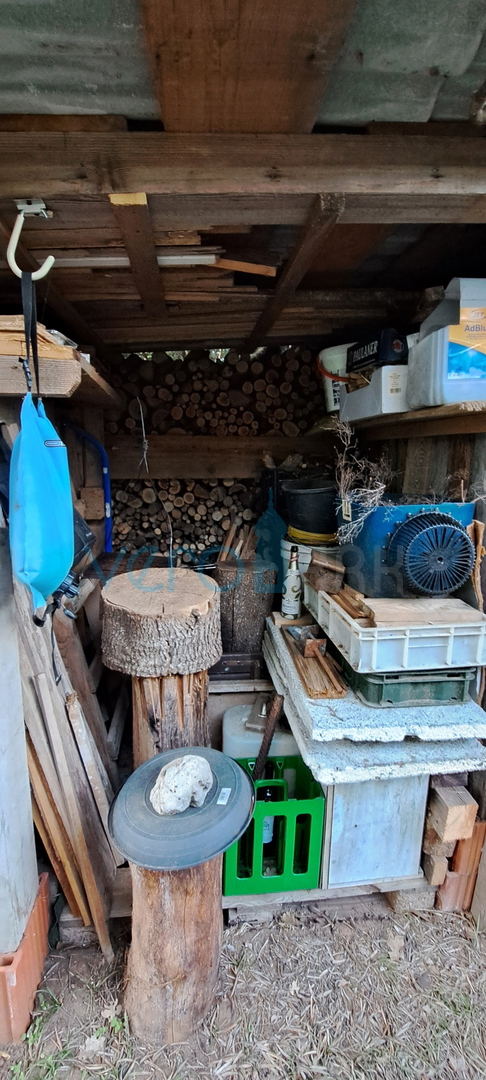 Isola di Krk, Vrbnik, periferia, terreno edificabile di 885 m2 con permesso di costruzione, vendita