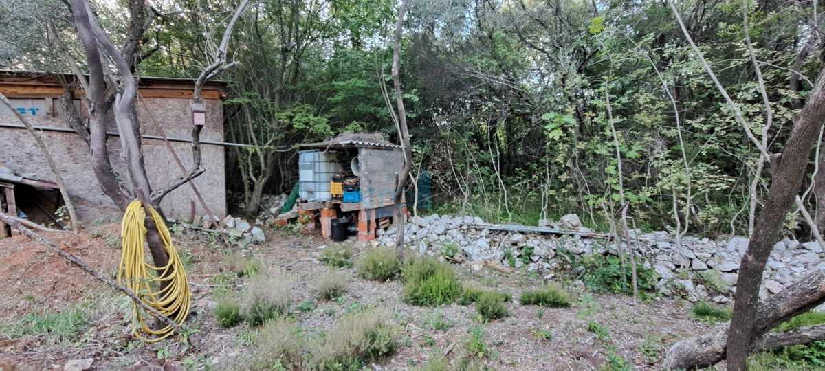 Isola di Krk, Vrbnik, periferia, terreno edificabile di 885 m2 con permesso di costruzione, vendita