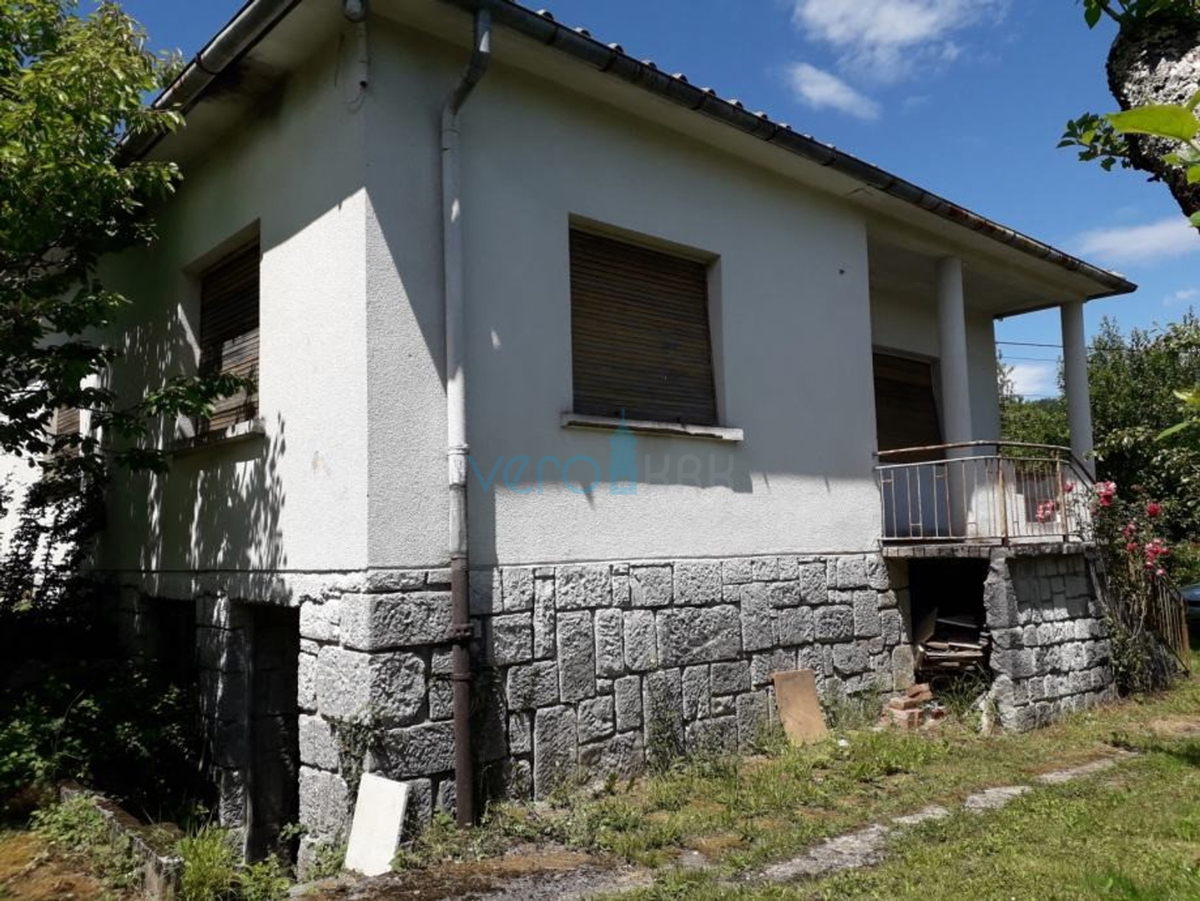 Matulji, Šapjane, Casa indipendente con giardino in posizione tranquilla, da ristrutturare, in vendita