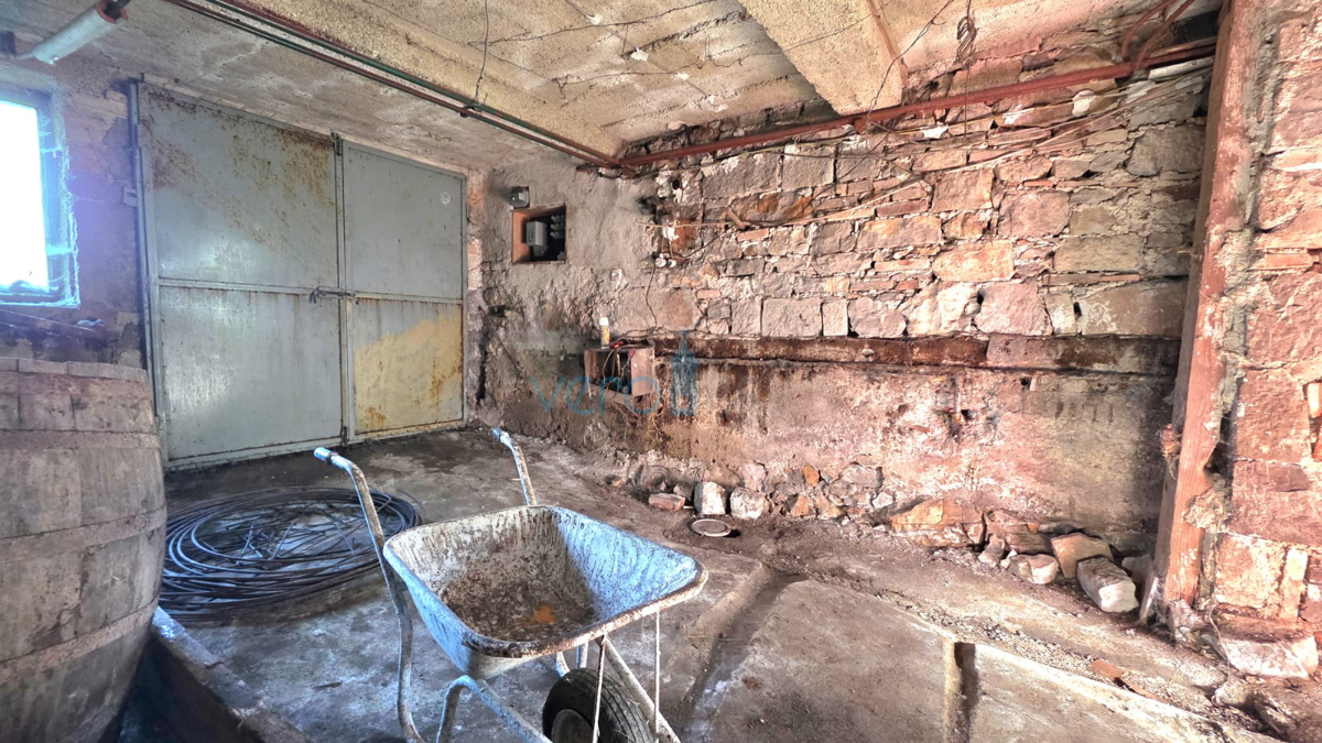 Matulji, Šapjane, Casa indipendente con giardino in posizione tranquilla, da ristrutturare, in vendita