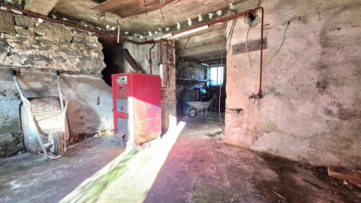 Matulji, Šapjane, Casa indipendente con giardino in posizione tranquilla, da ristrutturare, in vendita