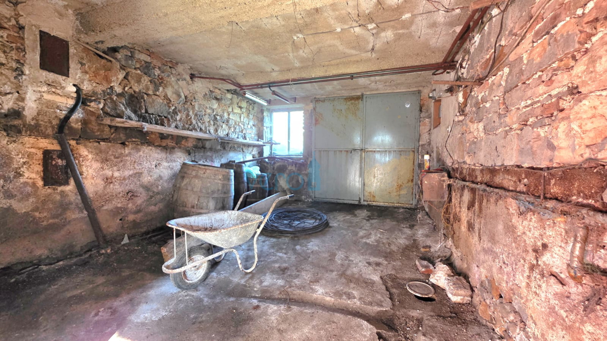 Matulji, Šapjane, Casa indipendente con giardino in posizione tranquilla, da ristrutturare, in vendita