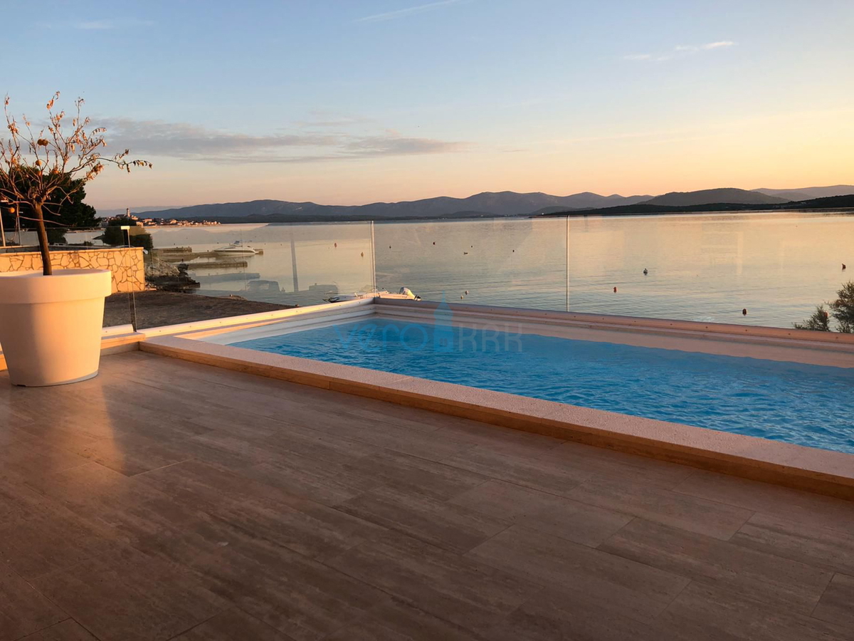 Isola di Murter, Betina, moderno appartamento con due camere da letto al piano terra, fronte mare, garage, piscina, in vendita