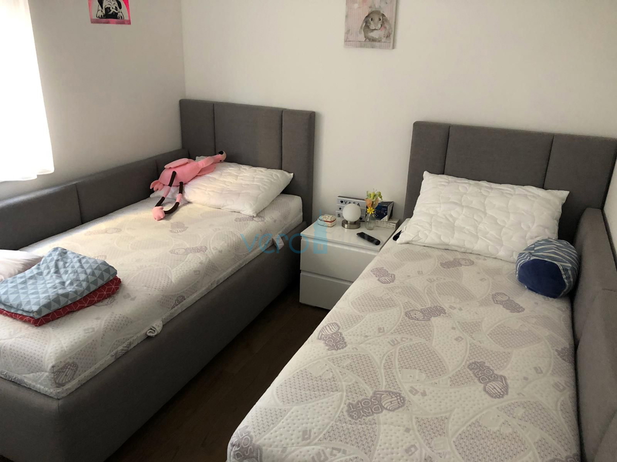 Isola di Murter, Betina, moderno appartamento con due camere da letto al piano terra, fronte mare, garage, piscina, in vendita