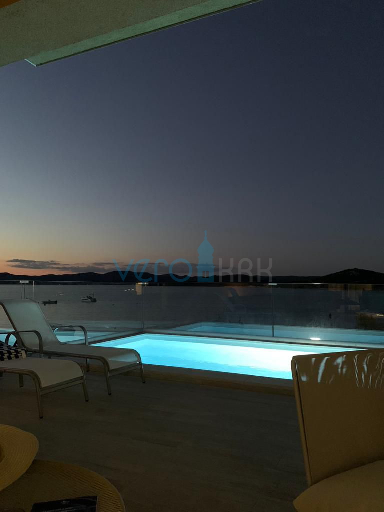 Isola di Murter, Betina, moderno appartamento con due camere da letto al piano terra, fronte mare, garage, piscina, in vendita