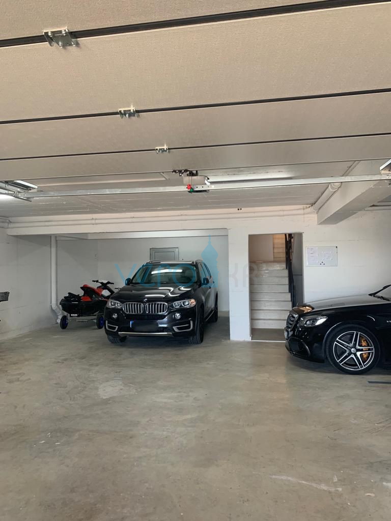 Isola di Murter, Betina, moderno appartamento con due camere da letto al piano terra, fronte mare, garage, piscina, in vendita