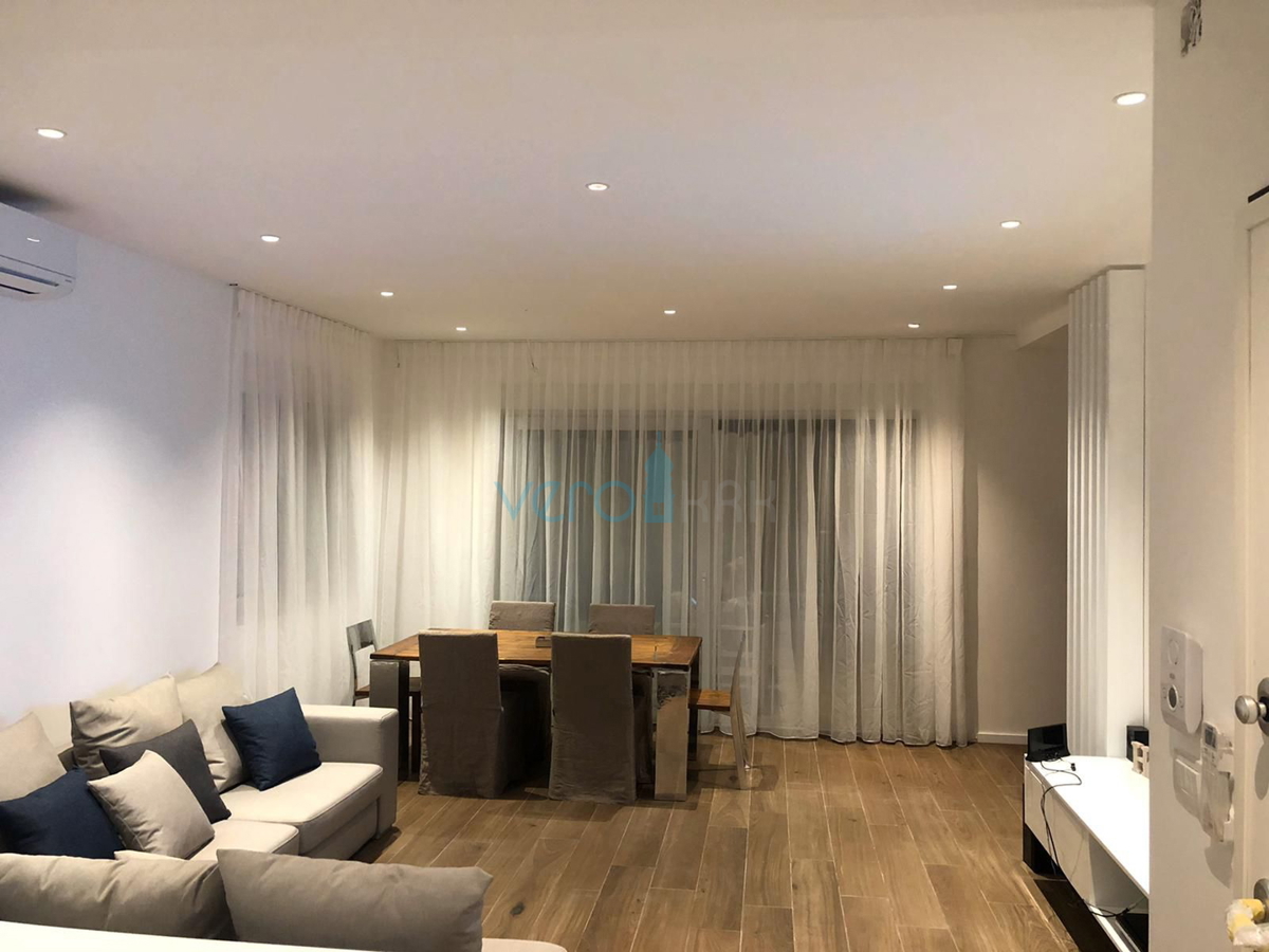 Isola di Murter, Betina, moderno appartamento con due camere da letto al piano terra, fronte mare, garage, piscina, in vendita