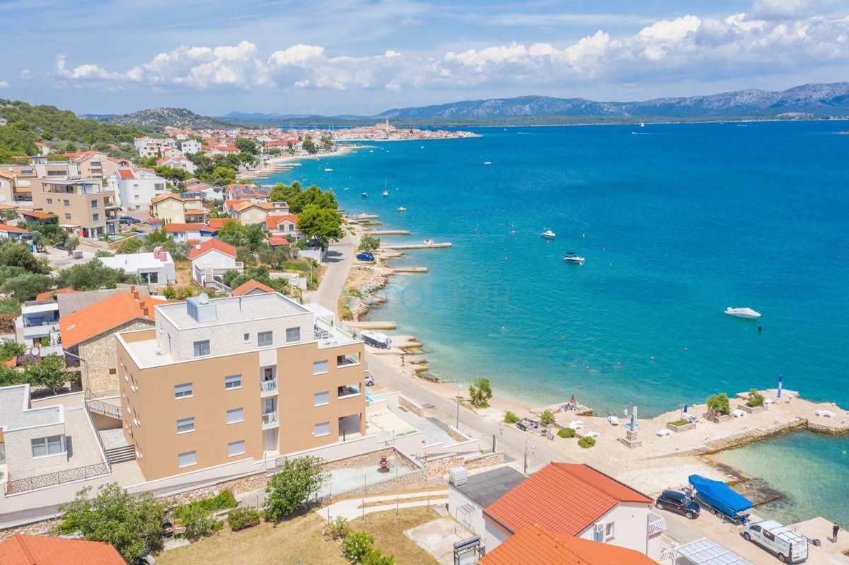 Isola di Murter, Betina, moderno appartamento con due camere da letto al piano terra, fronte mare, garage, piscina, in vendita
