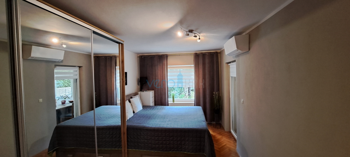 Isola di Krk, Malinska, centro, appartamento moderno al piano terra, giardino, vendita