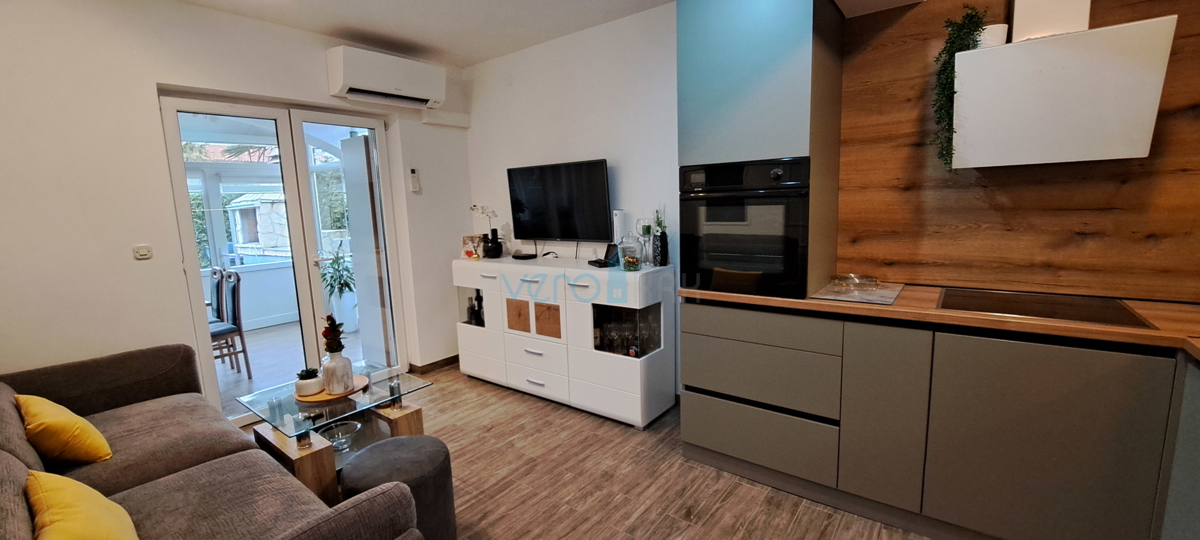 Isola di Krk, Malinska, centro, appartamento moderno al piano terra, giardino, vendita