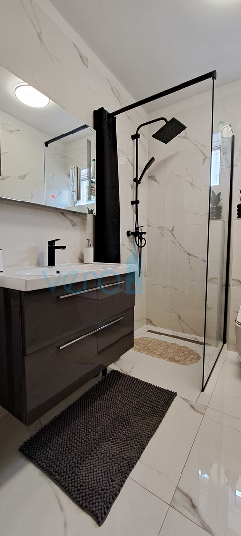 Isola di Krk, Malinska, centro, appartamento moderno al piano terra, giardino, vendita