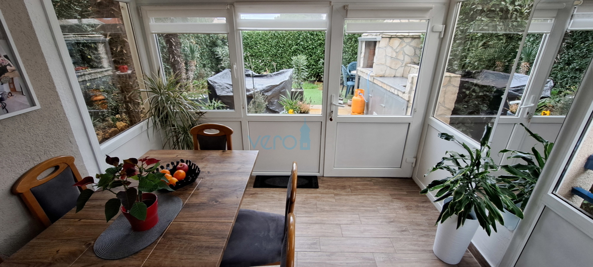 Isola di Krk, Malinska, centro, appartamento moderno al piano terra, giardino, vendita