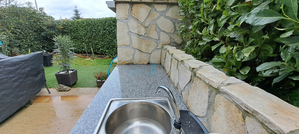 Isola di Krk, Malinska, centro, appartamento moderno al piano terra, giardino, vendita