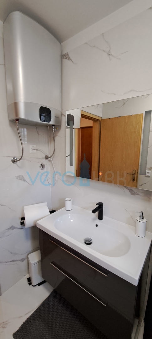 Isola di Krk, Malinska, centro, appartamento moderno al piano terra, giardino, vendita