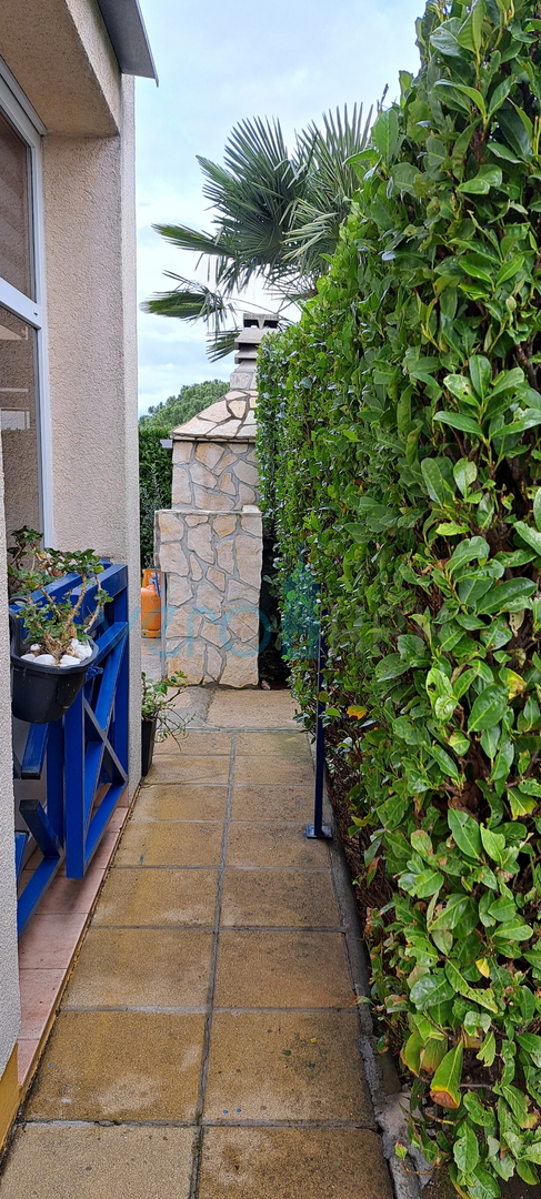 Isola di Krk, Malinska, centro, appartamento moderno al piano terra, giardino, vendita