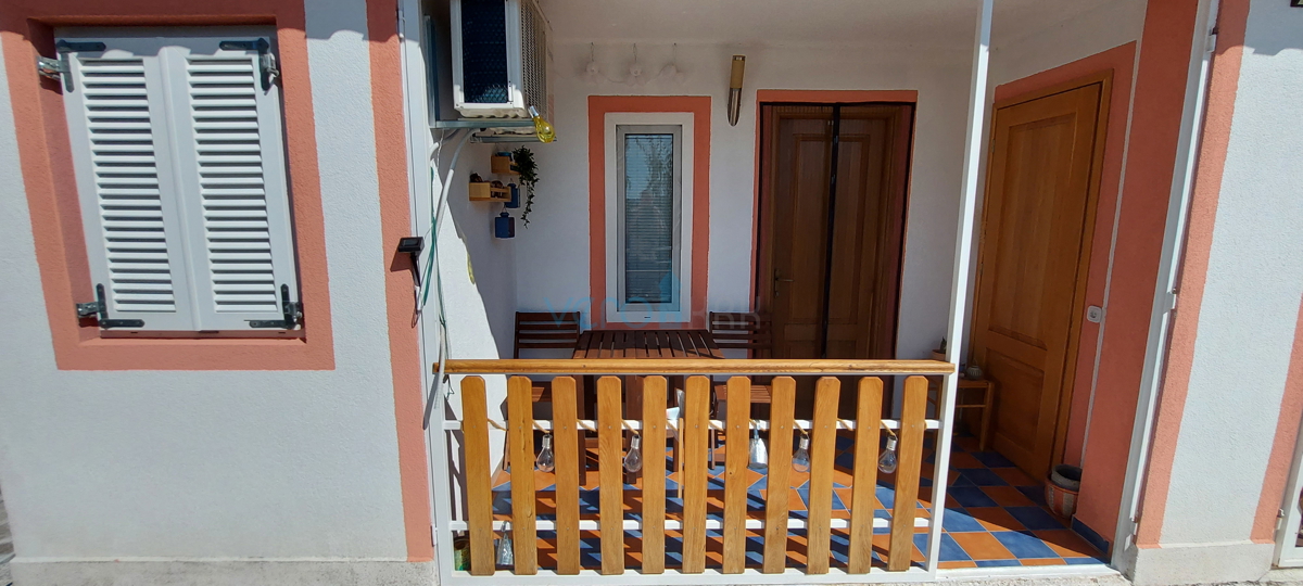 Malinska, zona, appartamento di 28 m2 al piano terra con balcone coperto e vista mare