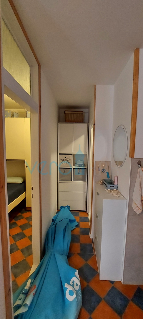 Malinska, zona, appartamento di 28 m2 al piano terra con balcone coperto e vista mare