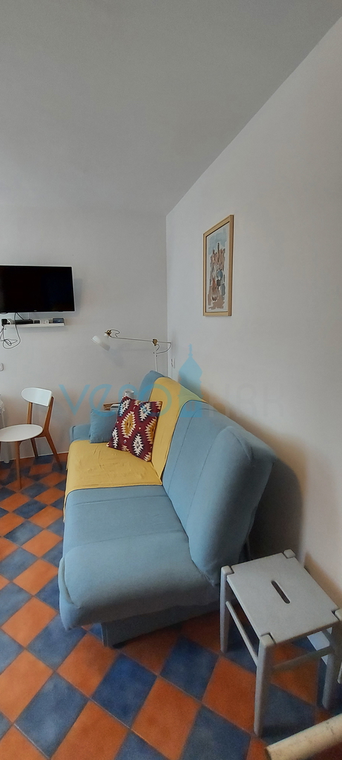 Malinska, zona, appartamento di 28 m2 al piano terra con balcone coperto e vista mare