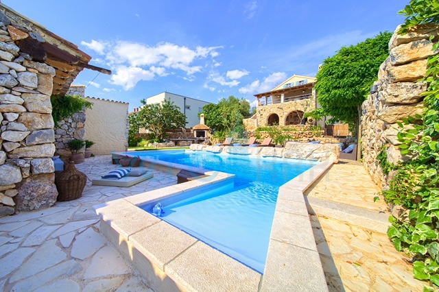 Malinska, villa bifamiliare con piscina e vista mare, in vendita