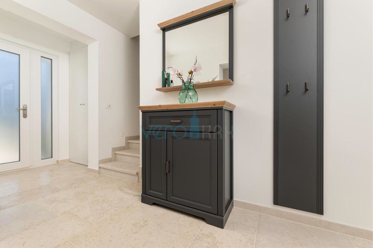 Città di Krk, villa mediterranea con piscina in una posizione privilegiata, in vendita