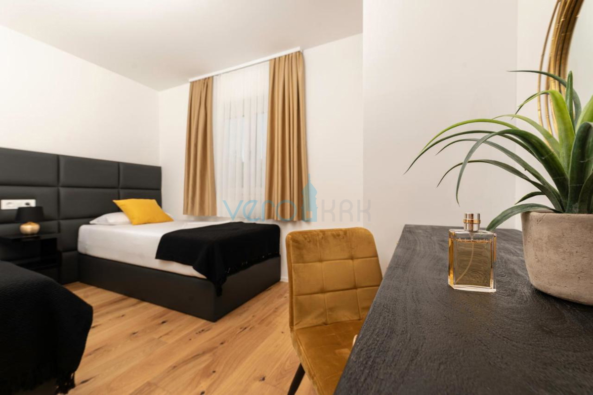 Città di Krk, villa mediterranea con piscina in una posizione privilegiata, in vendita