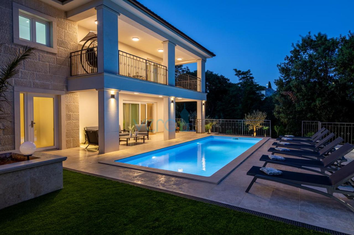 Città di Krk, villa mediterranea con piscina in una posizione privilegiata, in vendita