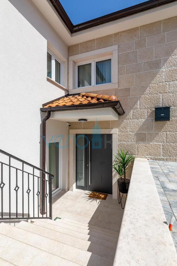 Città di Krk, villa mediterranea con piscina in una posizione privilegiata, in vendita