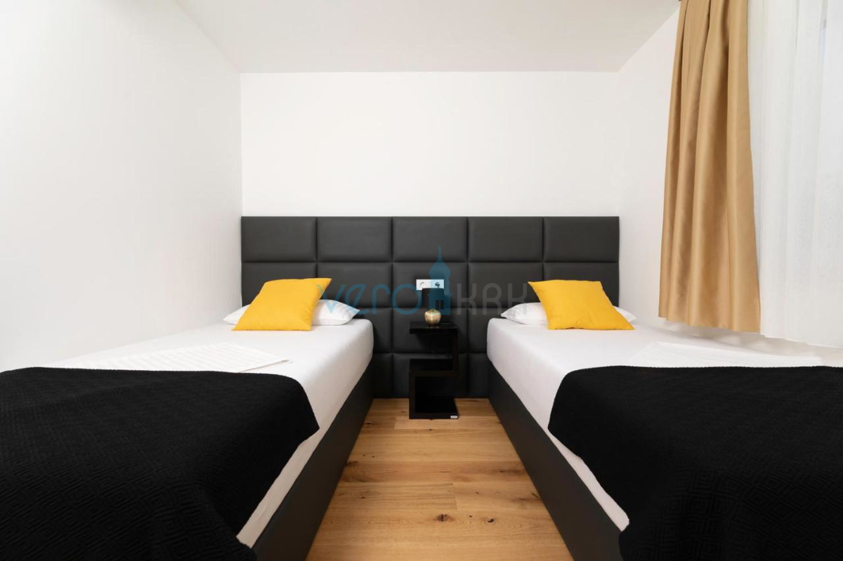 Città di Krk, villa mediterranea con piscina in una posizione privilegiata, in vendita